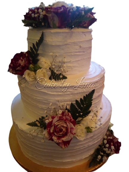 Három emeletes esküvői torta élő virágokkal