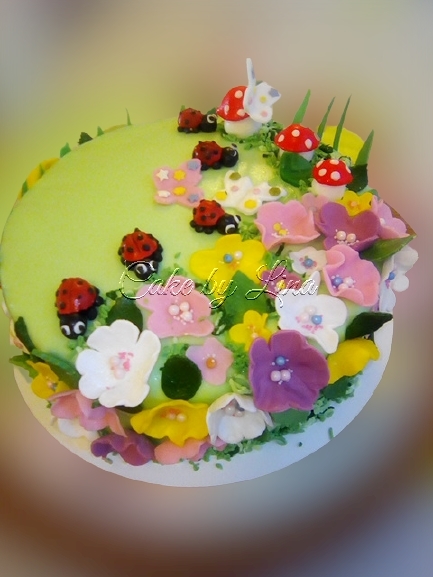 Házi készítésű torta cukorvirágokkal